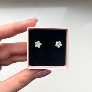 Pearl flower stud